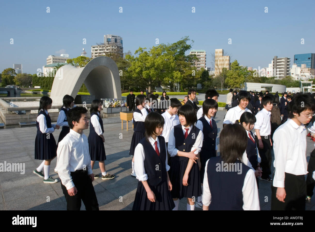 Les enfants de l'école sont en visite dans le cénotaphe construit aux milliers de victimes tuées par la bombe atomique à Hiroshima Banque D'Images