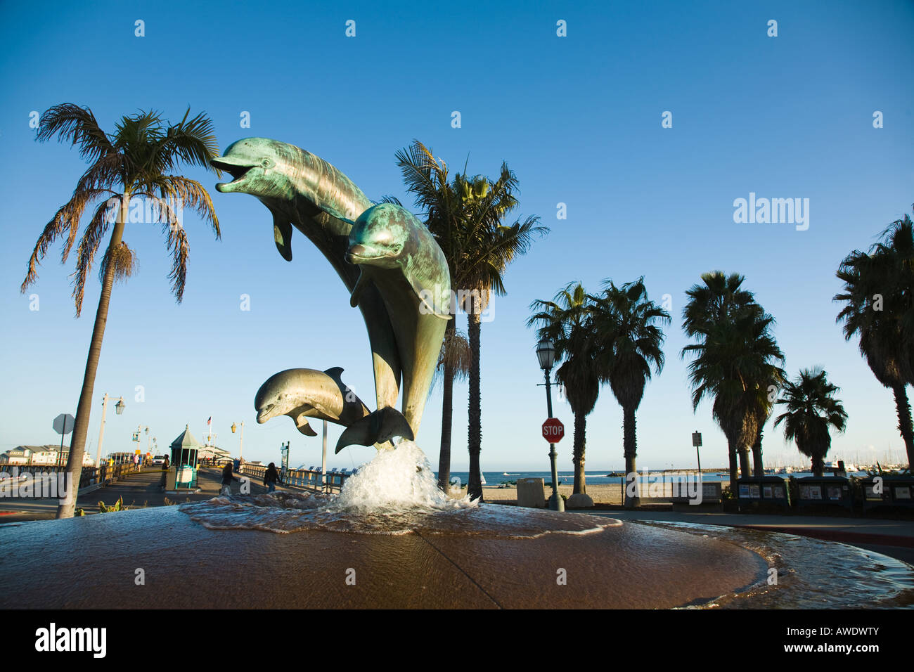 CALIFORNIA Santa Barbara Bud Bottoms Dolphin statue à l'entrée de Stearns Wharf Banque D'Images