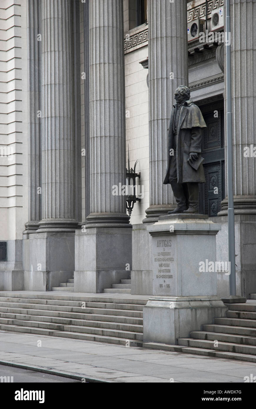 Détail de l'édifice de la banque nationale à Montevideo, Uruguay, avec la statue du Général Artigas en face d'elle. 2008 Banque D'Images