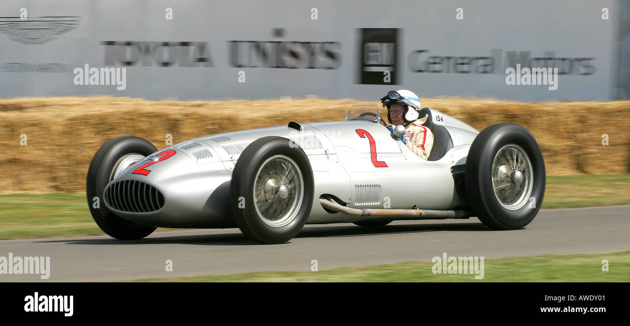 John Surtees en 1939 Mercedes W154 à Goodwood Festival of Speed, Sussex, UK Banque D'Images