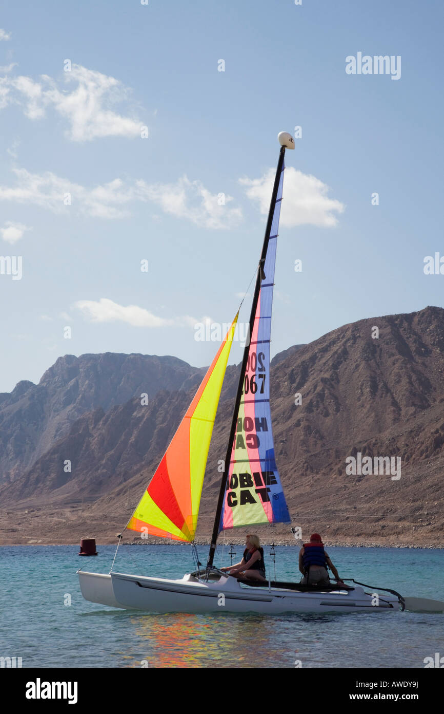 Les gens de la voile à l'eau le centre d'activités sportives Waterworld sur la mer Rouge à Taba Heights Golf d'Aqaba, péninsule du Sinaï, Égypte Banque D'Images