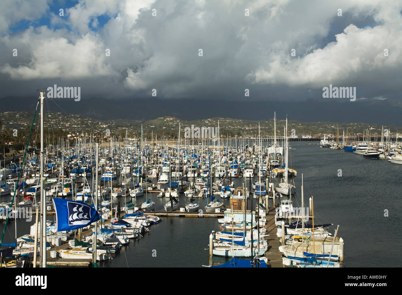 CALIFORNIA Santa Barbara voiliers et bateaux de tailles diverses amarré dans le port et vue sur port de plaisance de Maritime Museum Banque D'Images