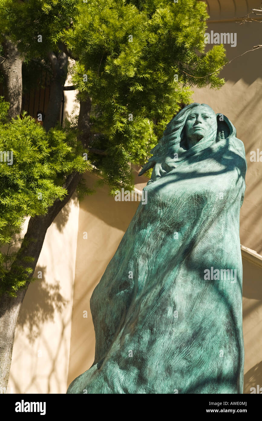 CALIFORNIA Santa Barbara Statue of Native American Woman sur la State Street Banque D'Images