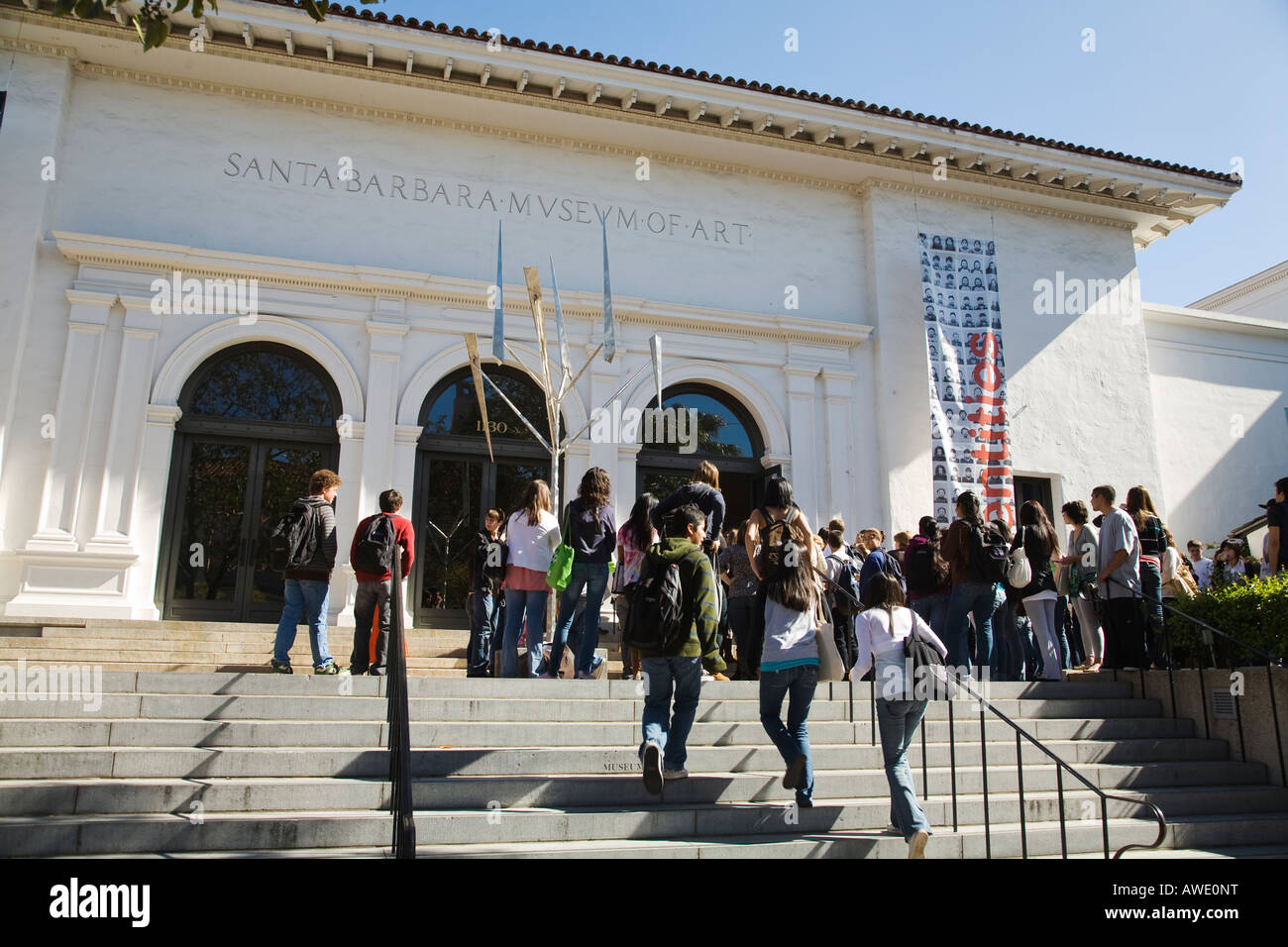CALIFORNIA Santa Barbara Groupe d'élèves du secondaire à monter des mesures pour Santa Barbara Art Museum educational field trip Banque D'Images