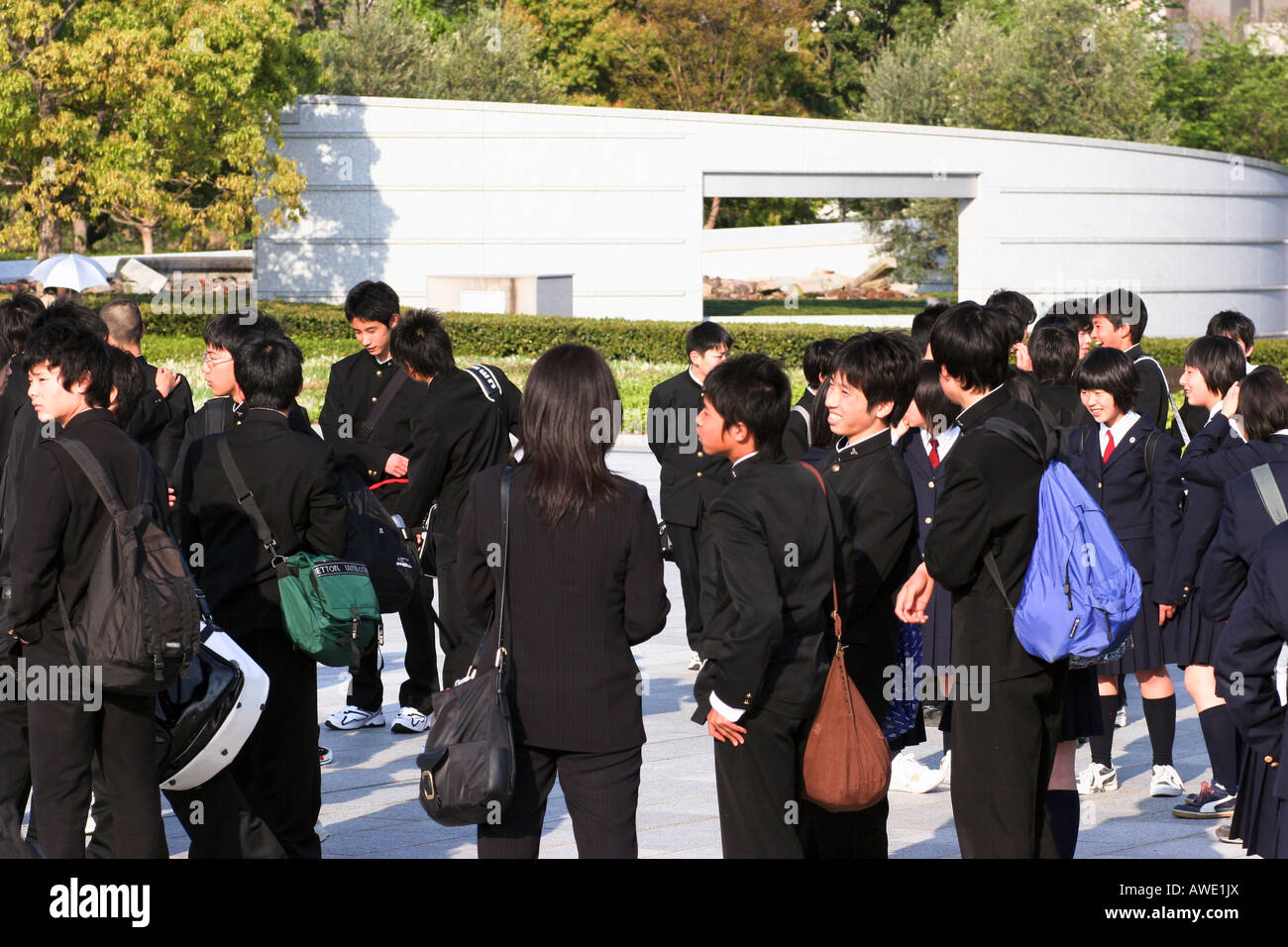 Les enfants de l'école sont en visite dans le cénotaphe construit aux milliers de victimes tuées par la bombe atomique à Hiroshima Banque D'Images