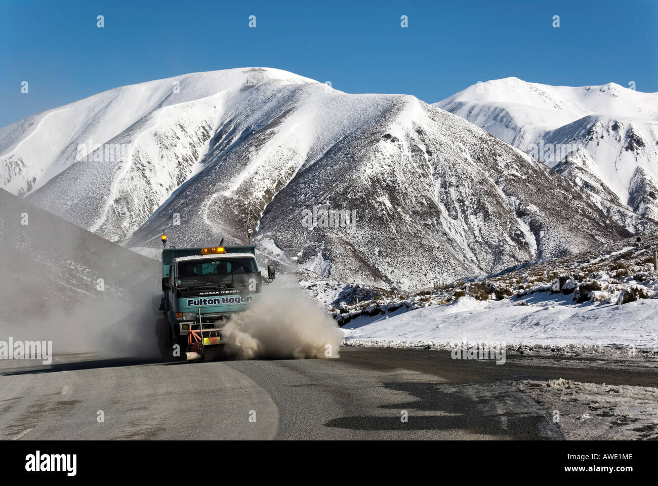 Chariot d'entretien routier efface l'infiltration de la route après un dégel Porters Pass Nouvelle-zélande Banque D'Images