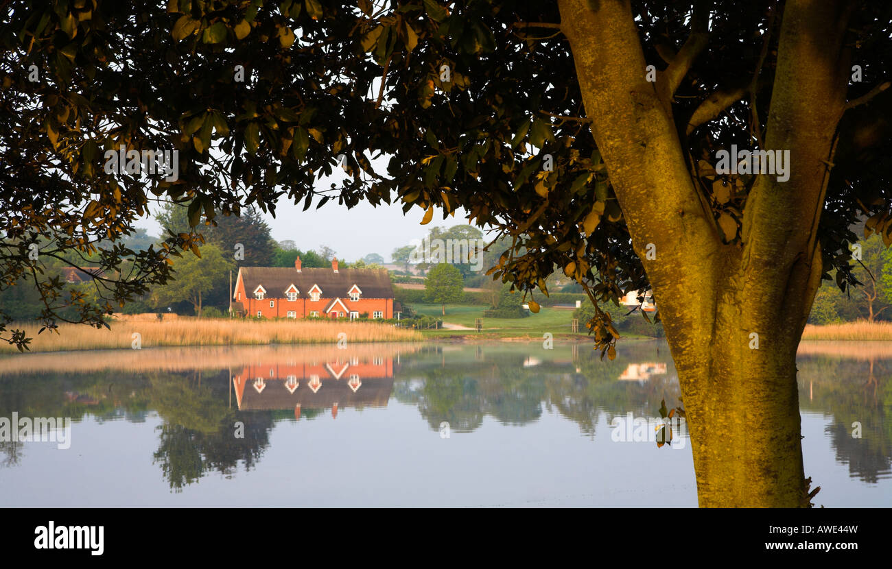 L'ensemble des chalets de l'étang de Beaulieu, New Forest Banque D'Images