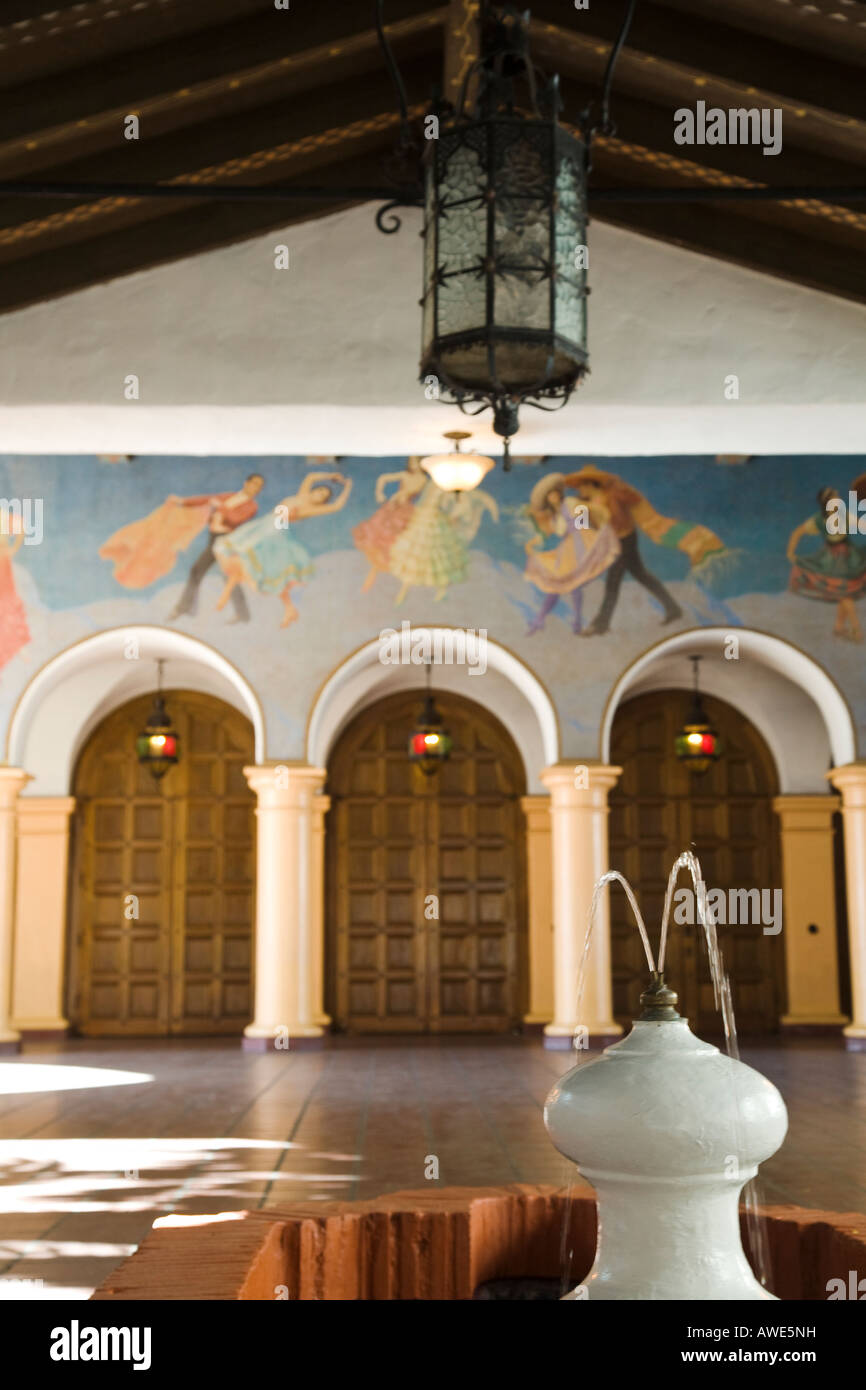 CALIFORNIA Santa Barbara Arlington Theater building murale arches et sur les portes d'entrée dans le lobby en plein air La Fontaine Banque D'Images