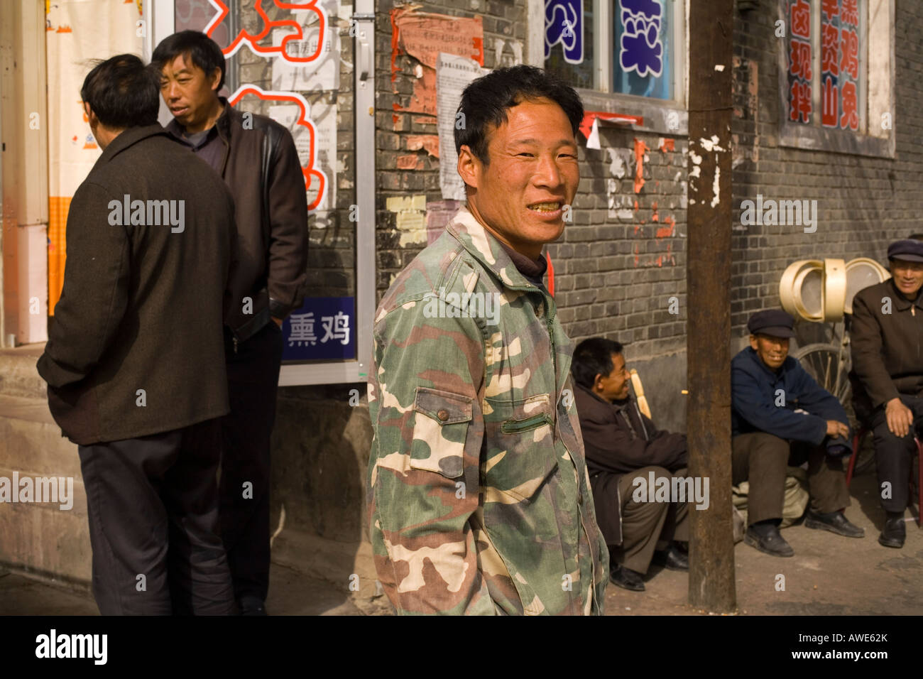 Les hommes traînent sur le coin de la rue. Wutai Shan, République populaire de Chine Banque D'Images