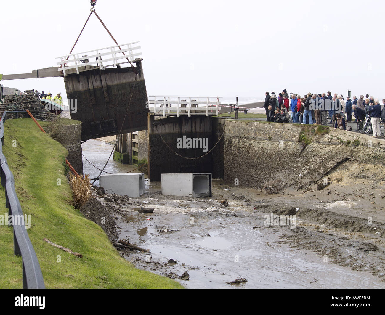Les canaux de Bude sea lock porte étant supprimée par grue après avoir été endommagé dans le 10 mars 2008 tempête, Cornwall, UK, British Isles Banque D'Images