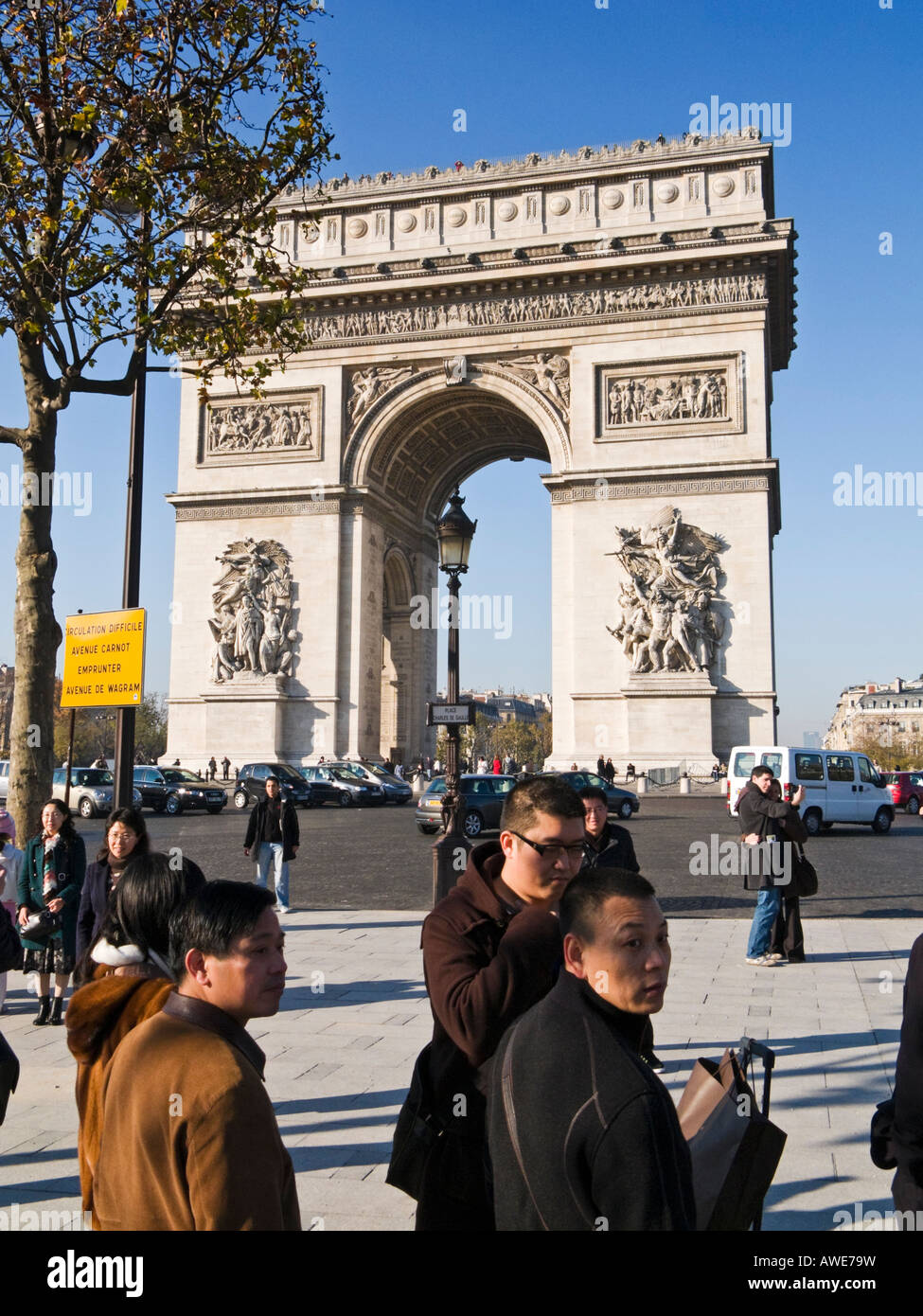 Arc de Triomphe, Paris avec les touristes se rendant sur le monument. Banque D'Images