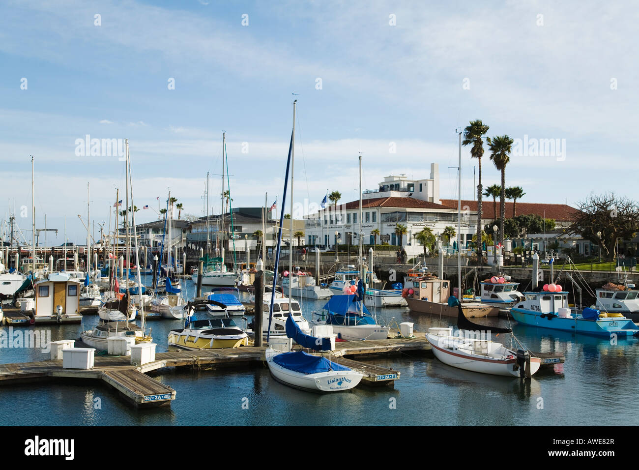 CALIFORNIA Santa Barbara voiliers et bateaux de tailles diverses amarré dans le port de plaisance et Maritime Museum building Banque D'Images
