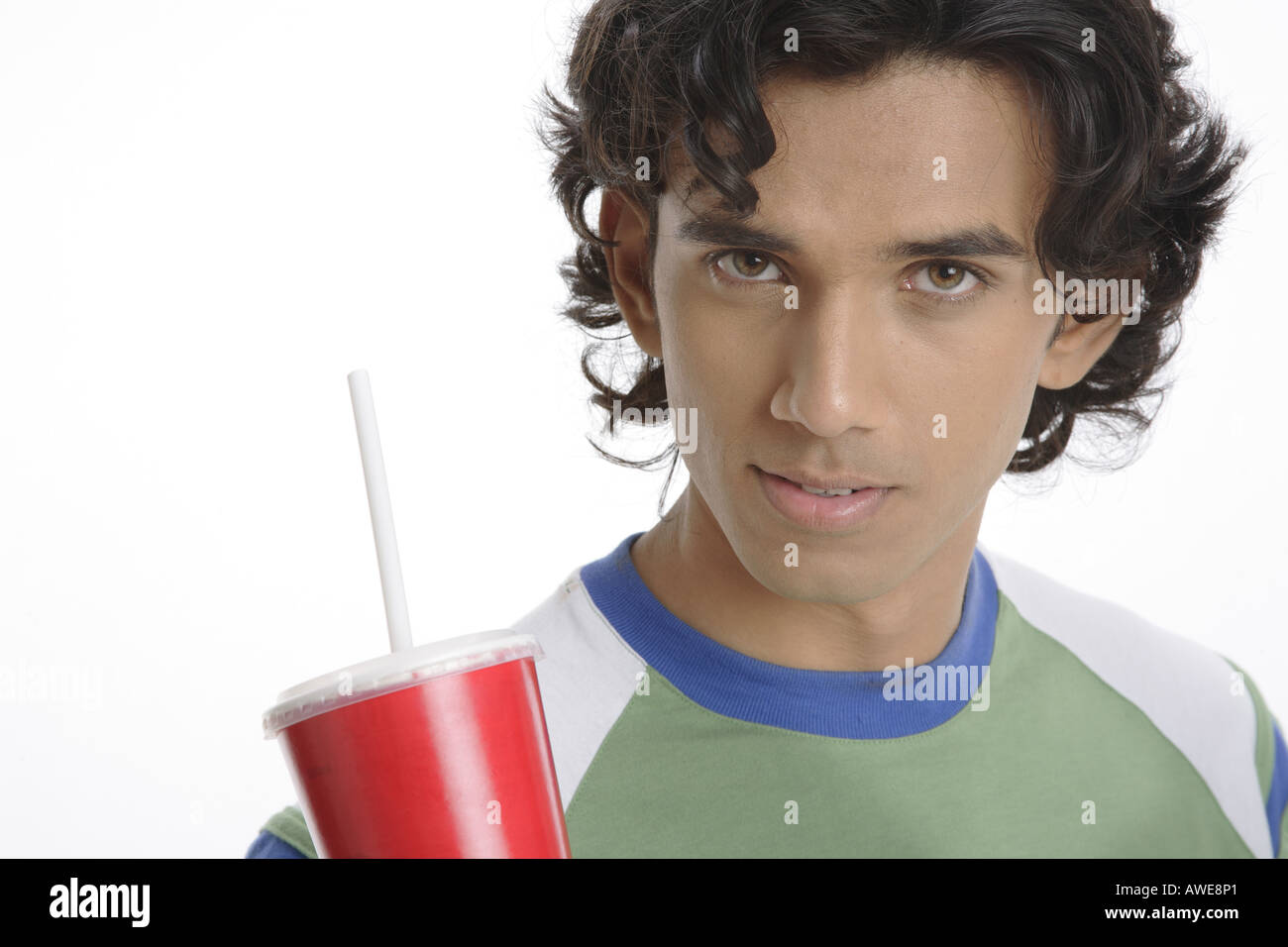 ANG200453 Teenage boy holding verre de soft drink smiling MR 687T Banque D'Images