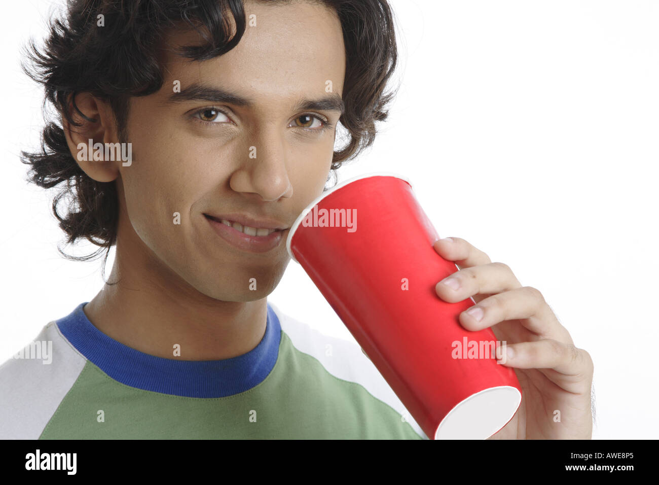 ANG200454 Teenage boy holding verre de soft drink smiling MR 687T Banque D'Images