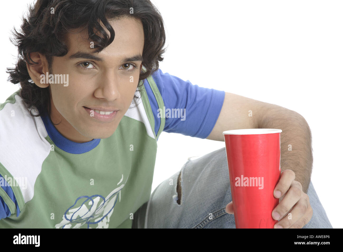 ANG200455 Teenage boy holding verre de soft drink smiling MR 687T Banque D'Images