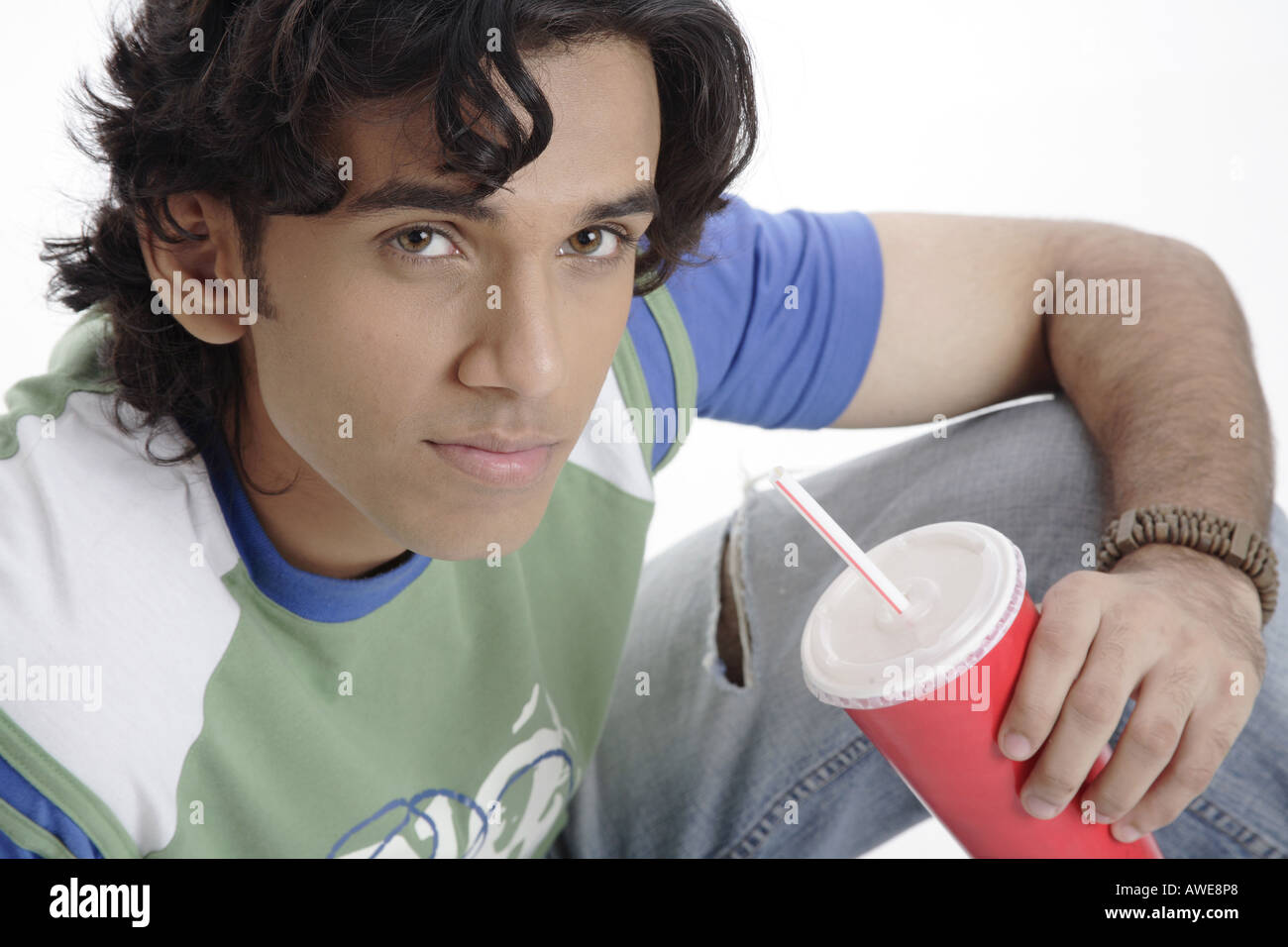 ANG200456 Teenage boy holding verre de soft drink smiling MR 687T Banque D'Images