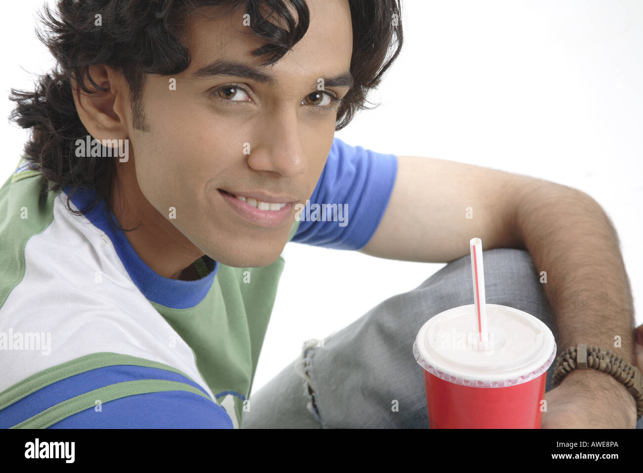 ANG200458 Teenage boy holding verre de soft drink smiling MR 687T Banque D'Images