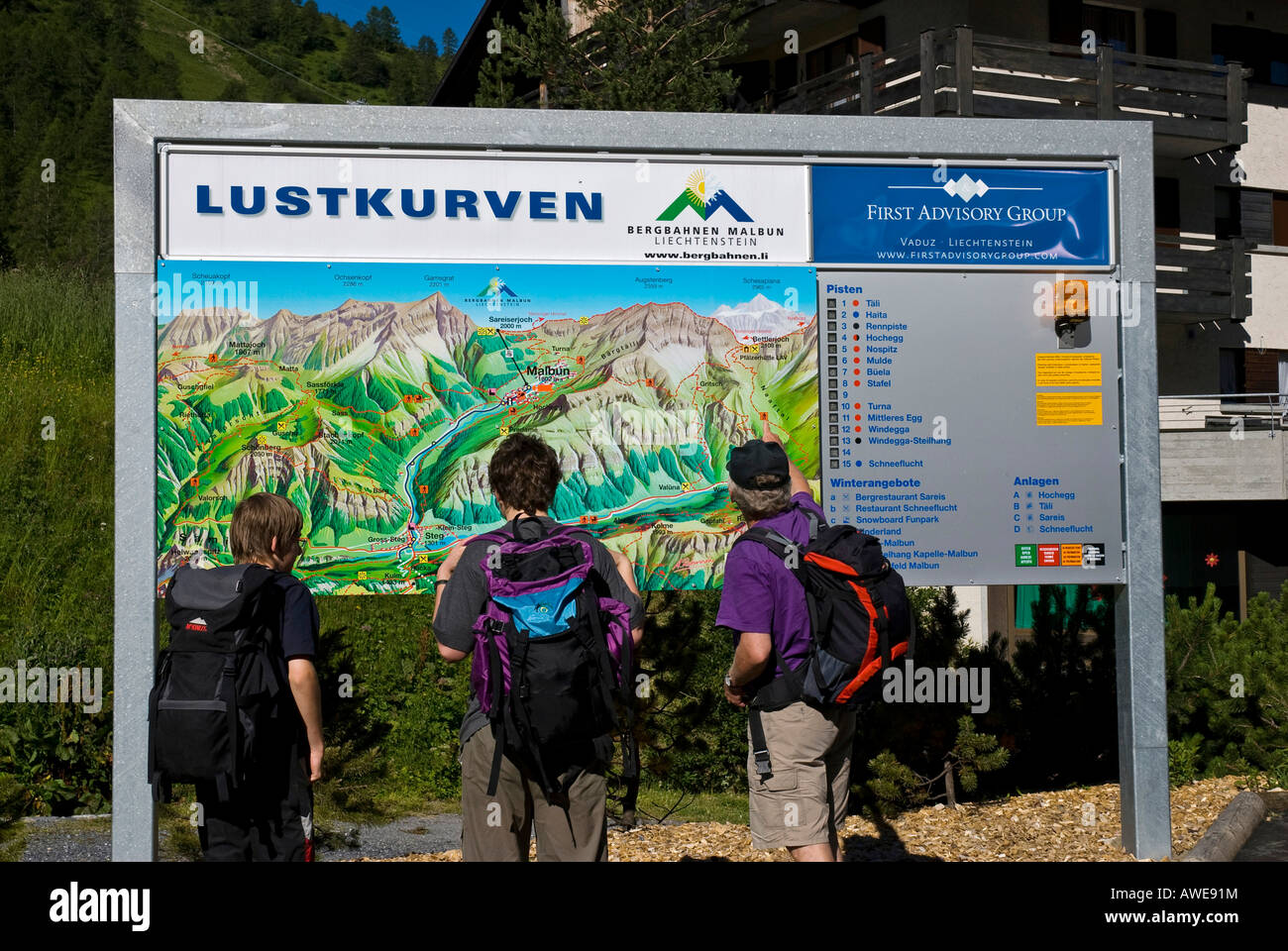 Les randonneurs qui étudient un panneau d'information, de Malbun, le Liechtenstein, l'Europe Banque D'Images