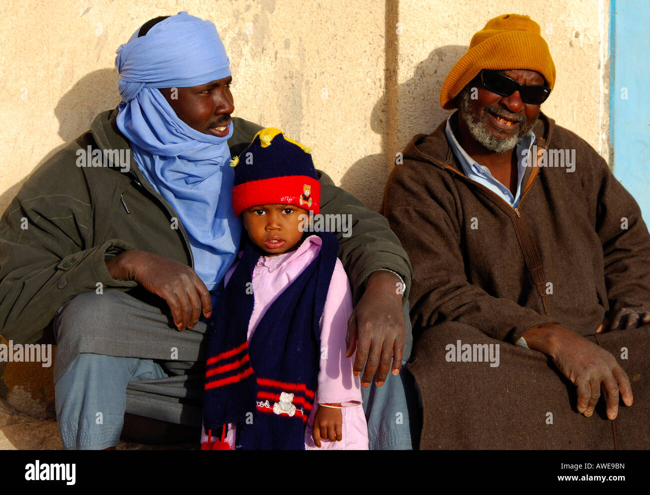 Trois générations, un petit-enfant, père, grand-père, Darj Libye Banque D'Images