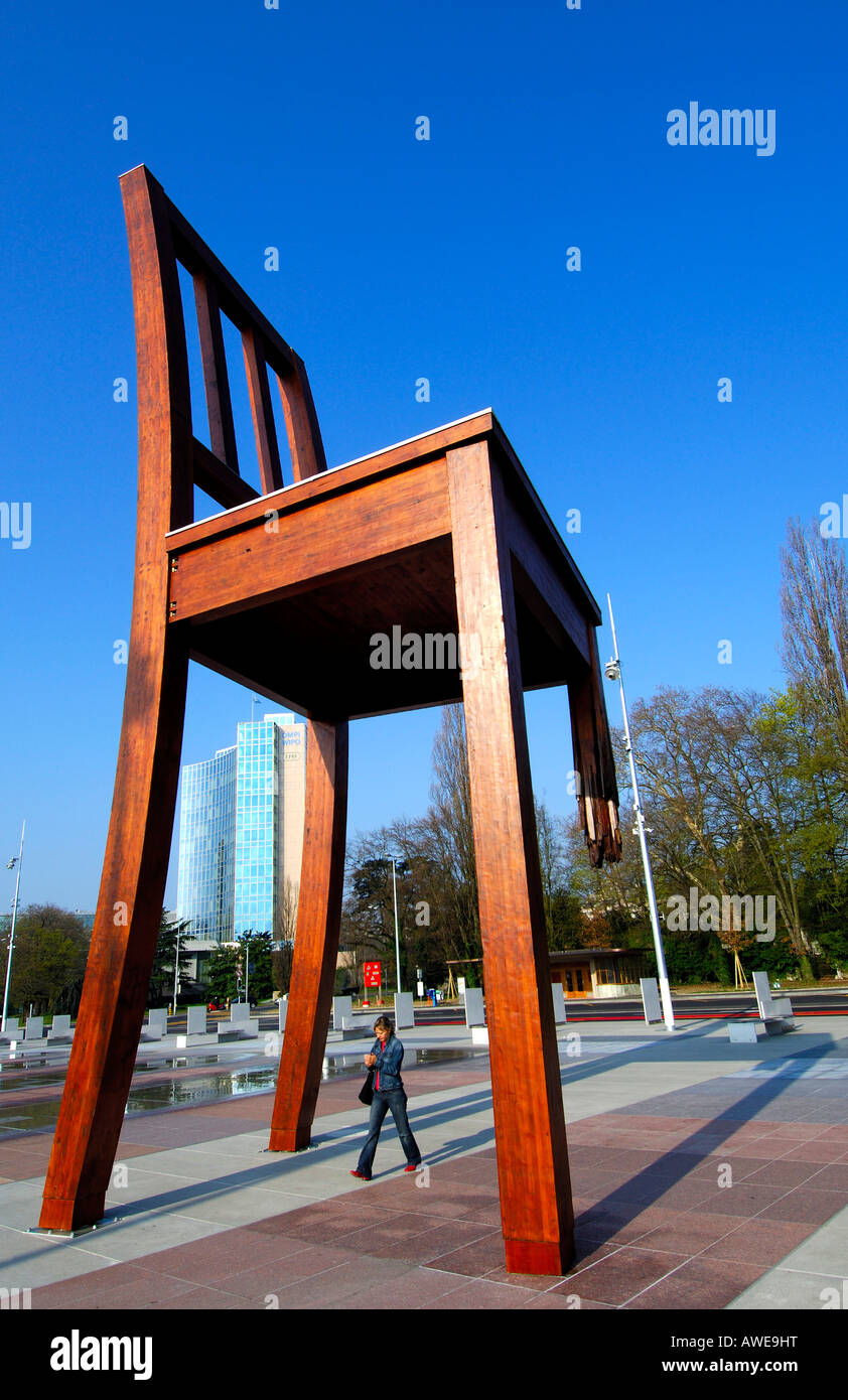 Chaise brisée par Daniel Berset, commandé par Handicap International exhorte les gouvernements à signer le traité d'interdiction des mines, la Place des Nat Banque D'Images