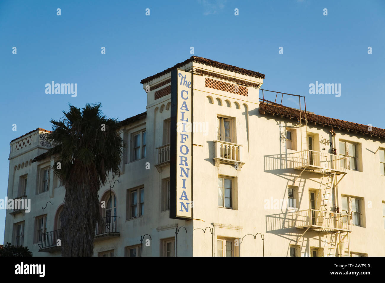 CALIFORNIA Santa Barbara signe sur l'évacuation de l'hôtel californien sur quatre étages en briques sculpture reconstruite après 1925 tremblement de terre Banque D'Images