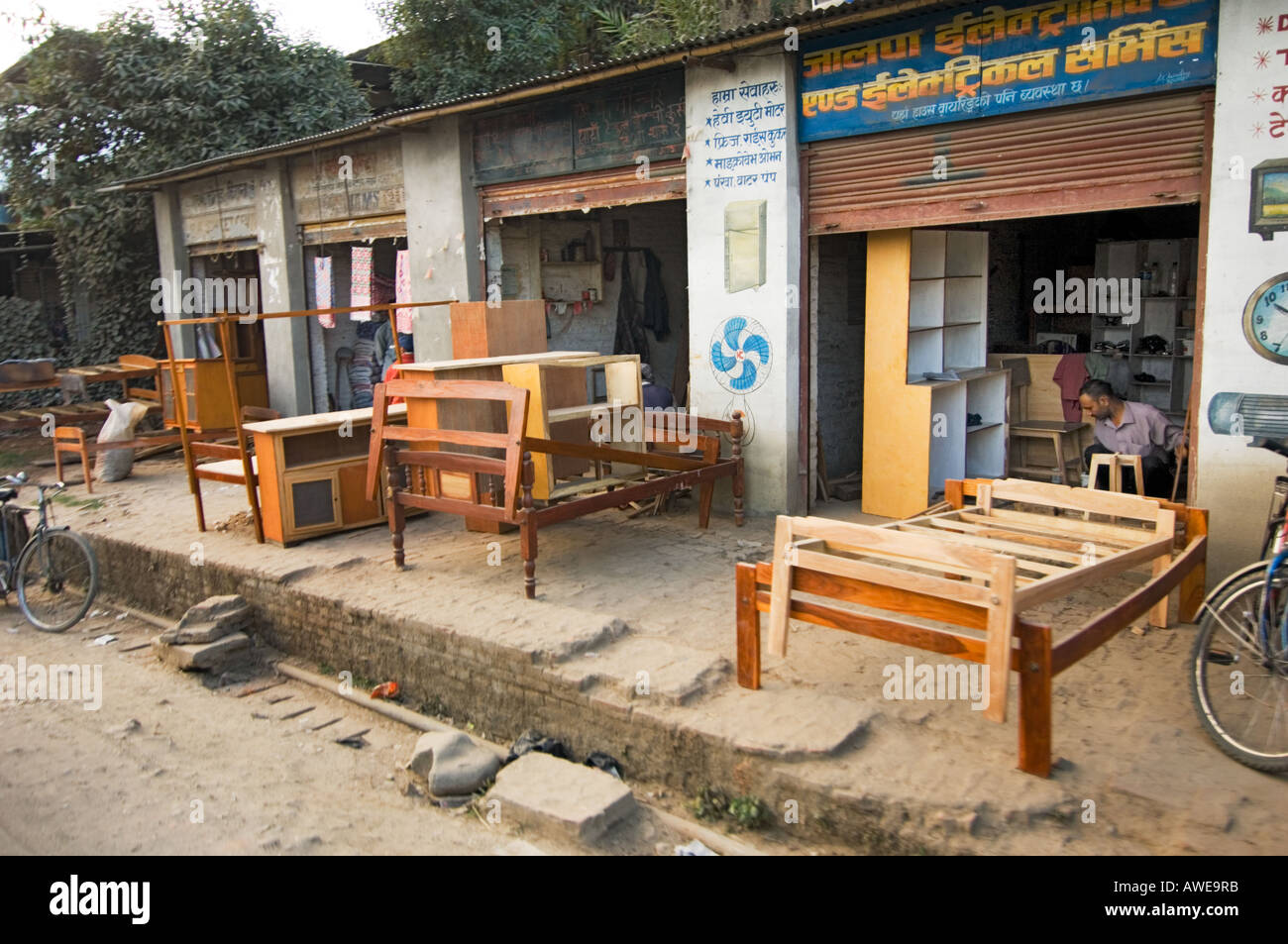 Menuiserie menuisier ébéniste fabricant sur les rues de Katmandou NÉPAL  ASIE Photo Stock - Alamy