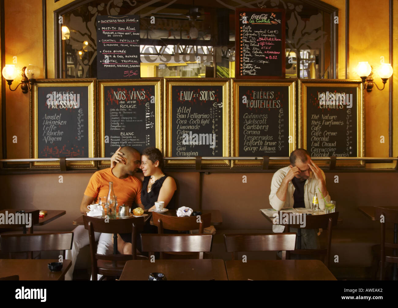 Un mixed race woman dans un bar Le progrès sur Rue des Trois Freres à Montmartre Paris Banque D'Images