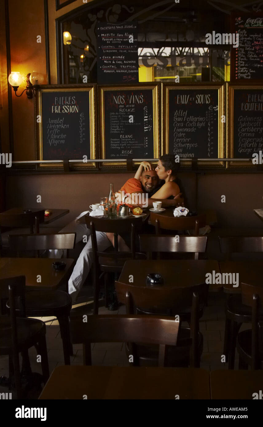 Un couple se tenant dans un cadre romantique dans un café bar brasserie à Montmartre Paris Banque D'Images
