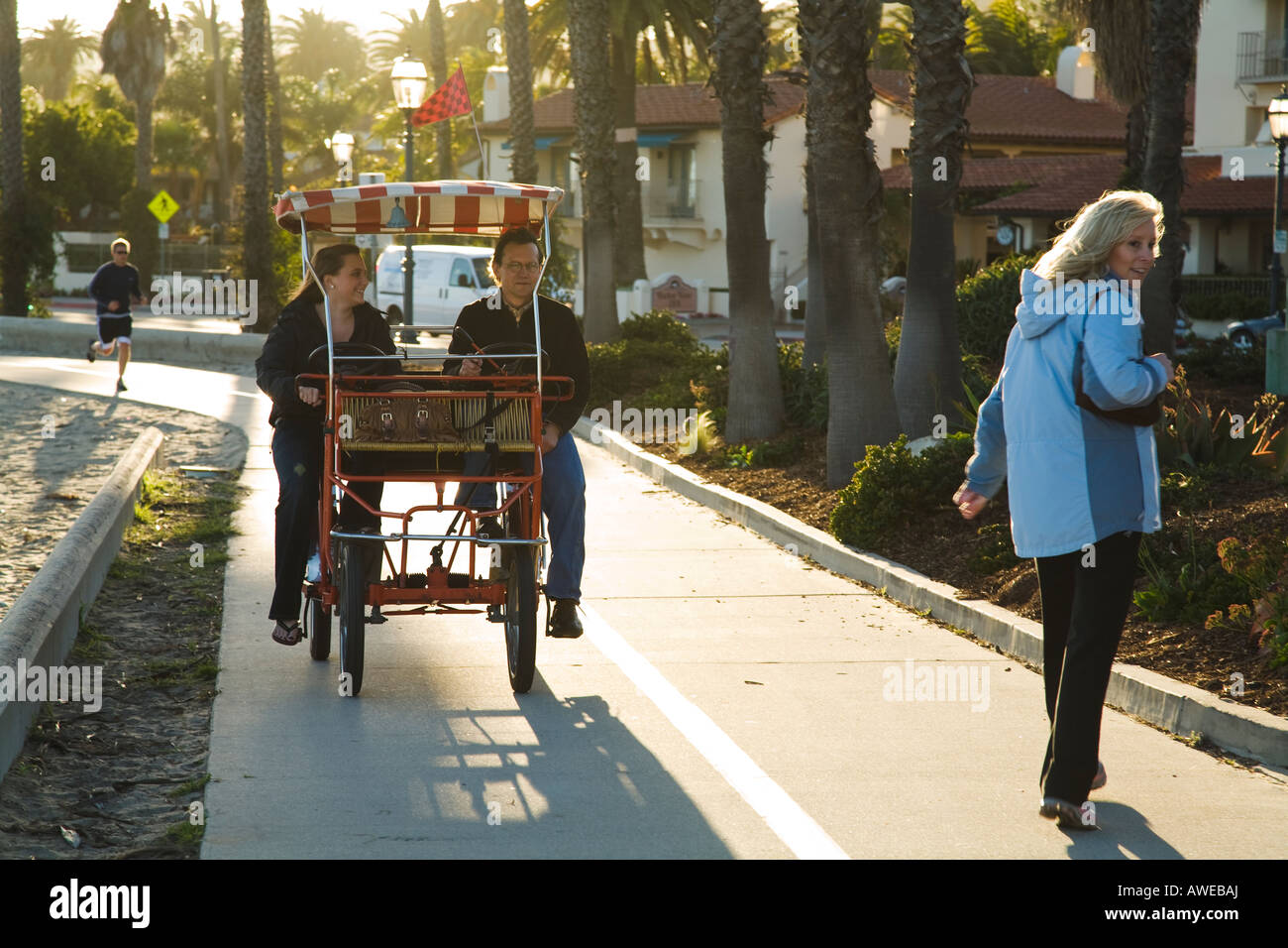 CALIFORNIA Santa Barbara l'homme et la femme à quatre roues de la pédale sur la route côtière de Surrey pavées chemin les gens marcher et courir sur le sentier Banque D'Images