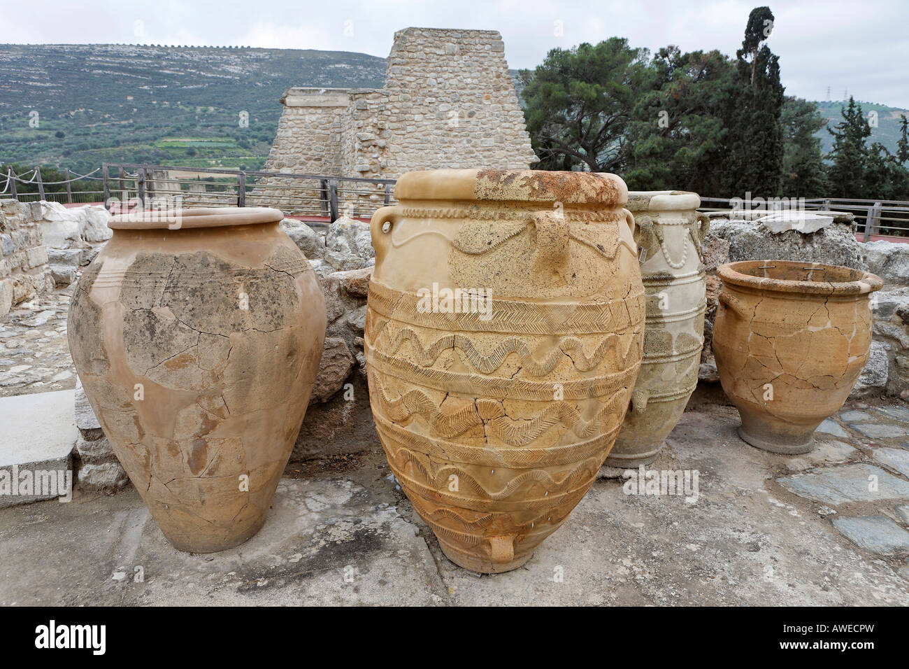 Les grands navires d'argile utilisé pour entreposer de la nourriture et de l'huile dans le palais de Cnossos, Crète, Grèce, Europe Banque D'Images