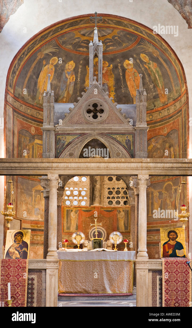 Ciborium et Schola cantorum (chœur papal) dans la nef de l'église Santa Maria in Cosmedin, Rome, Italie, Europe Banque D'Images