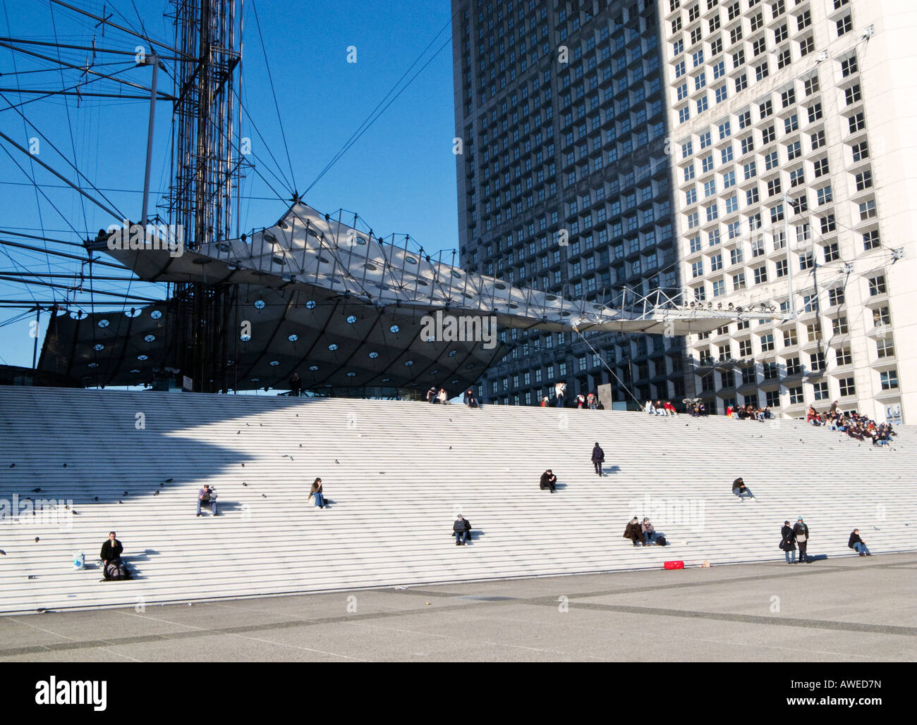 Les touristes et visiteurs de se détendre sur les marches de la Grande Arche à La Défense Paris France Europe Banque D'Images