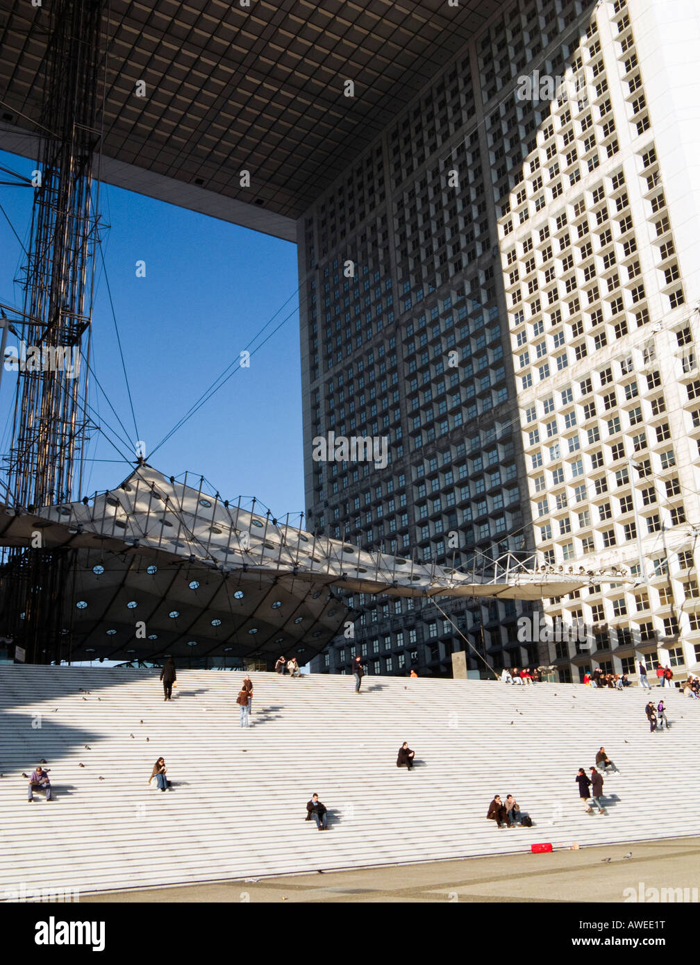 Les touristes et visiteurs de se détendre sur les marches de la Grande Arche à La Défense Paris France Europe Banque D'Images