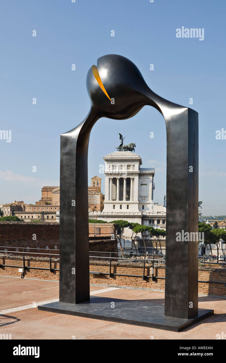 La sculpture moderne en face du monument Vittoriano sur la Via dei Fori Imperiali, Rome, Italie, Europe Banque D'Images