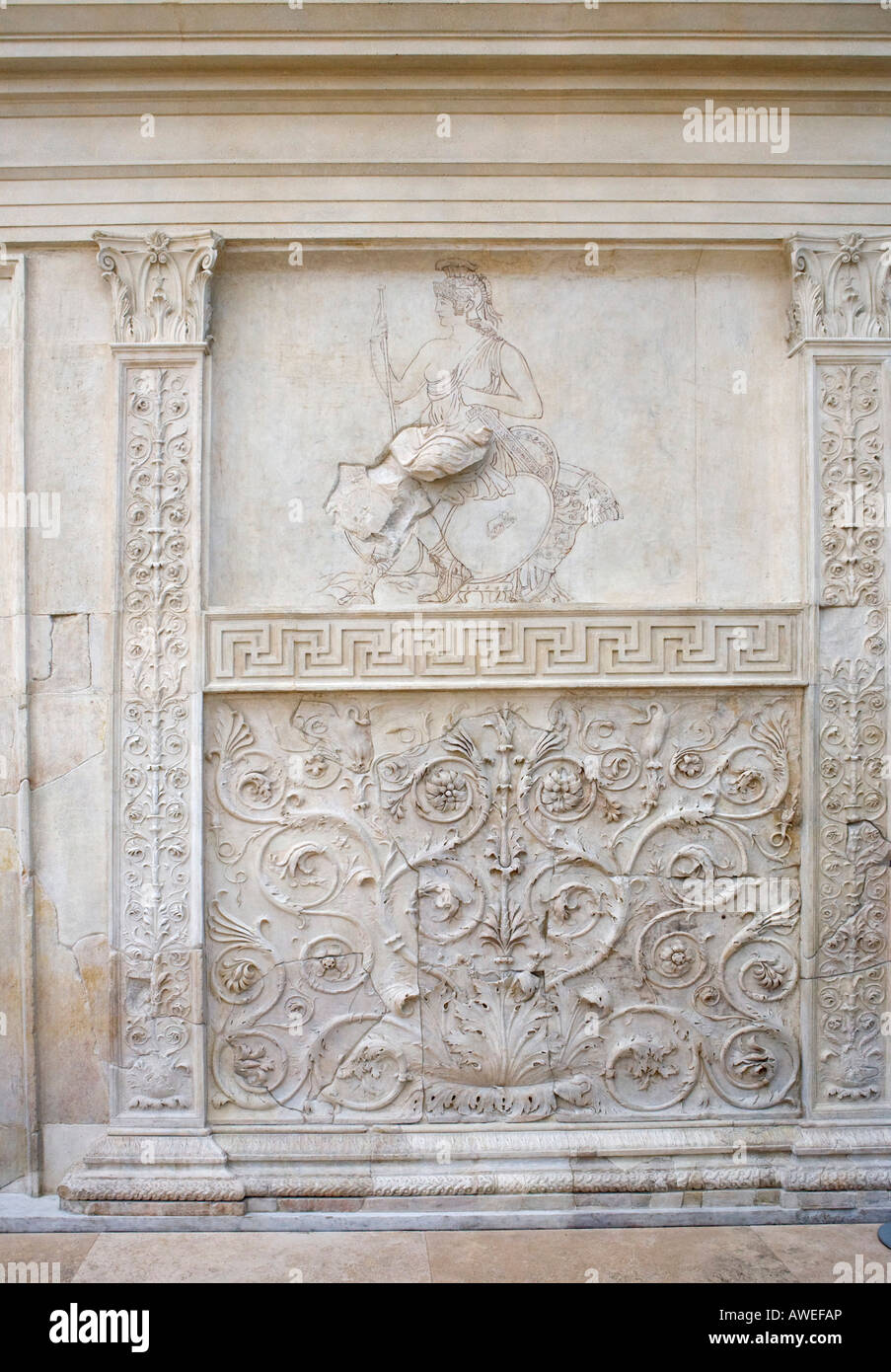 La déesse Athéna avec des plantes, relief sur le mur latéral de l'autel à Ara Pacis Augustae, Rome, Italie, Europe Banque D'Images