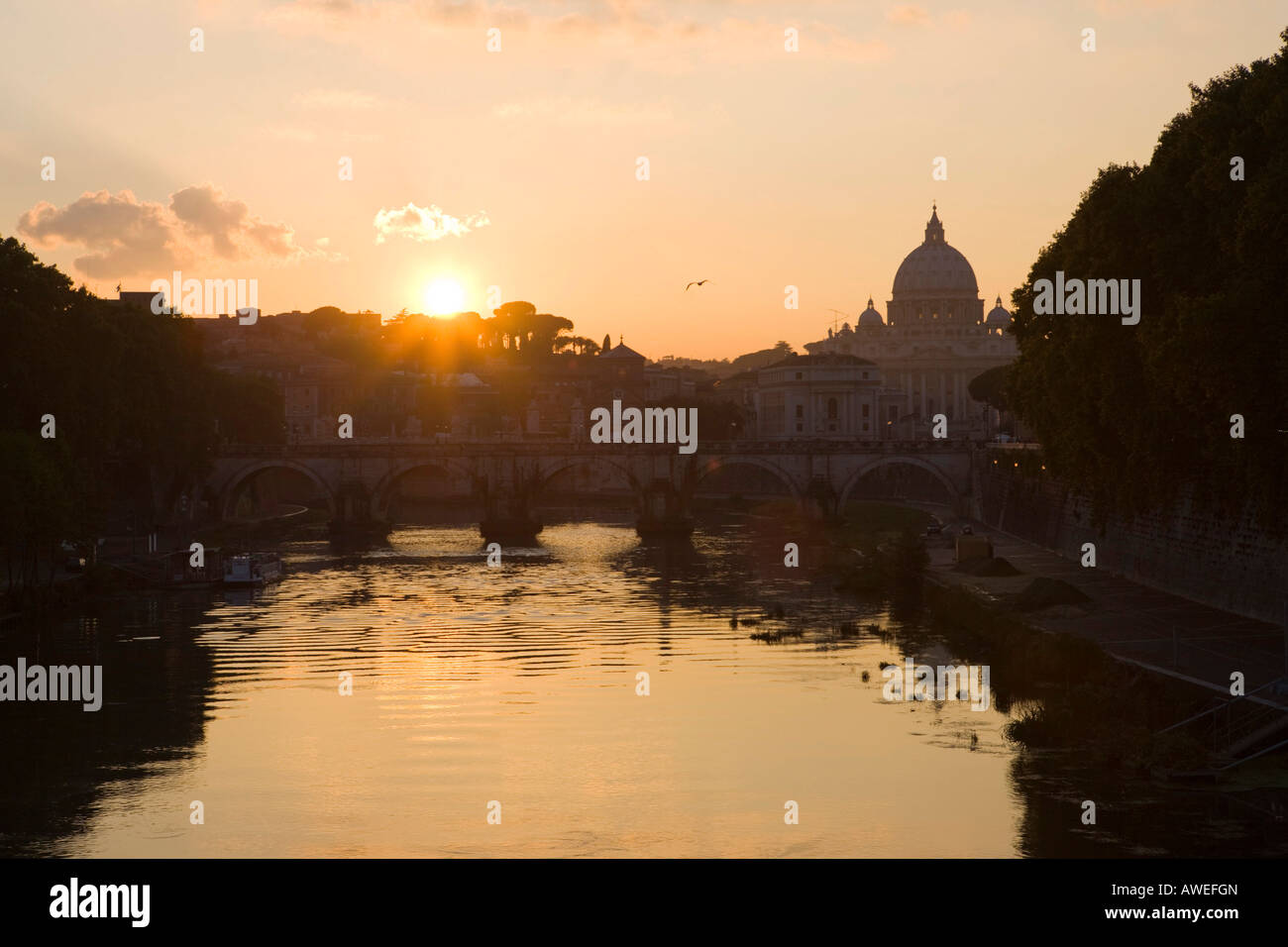 Coucher de soleil sur le Tibre avec la cathédrale Saint-Pierre (à droite), Rome, Italie, Europe Banque D'Images