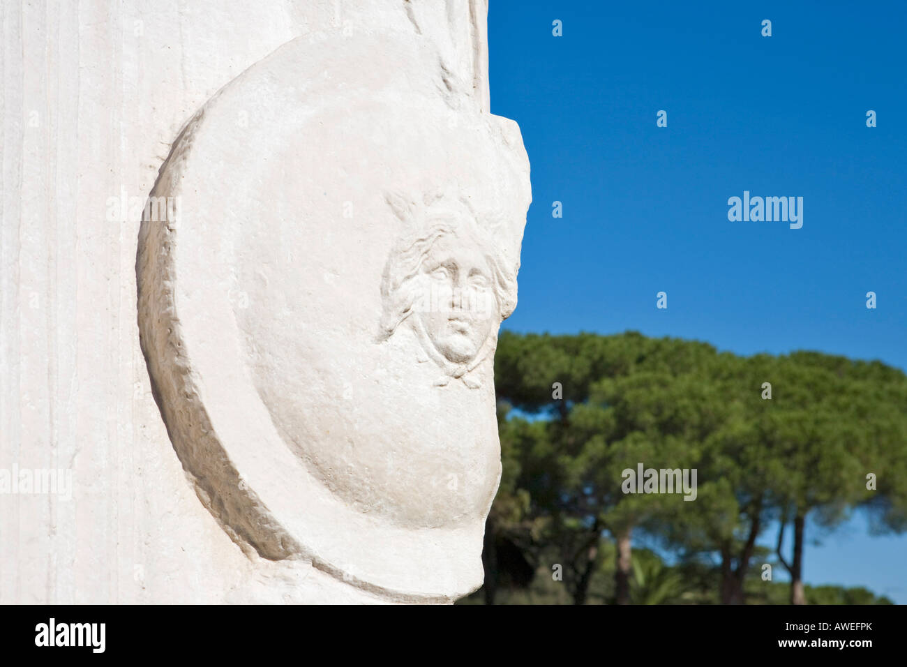 Bouclier de la statue de Minerva (vue détaillée), site archéologique d'Ostia Antica, Rome, Italie, Europe Banque D'Images