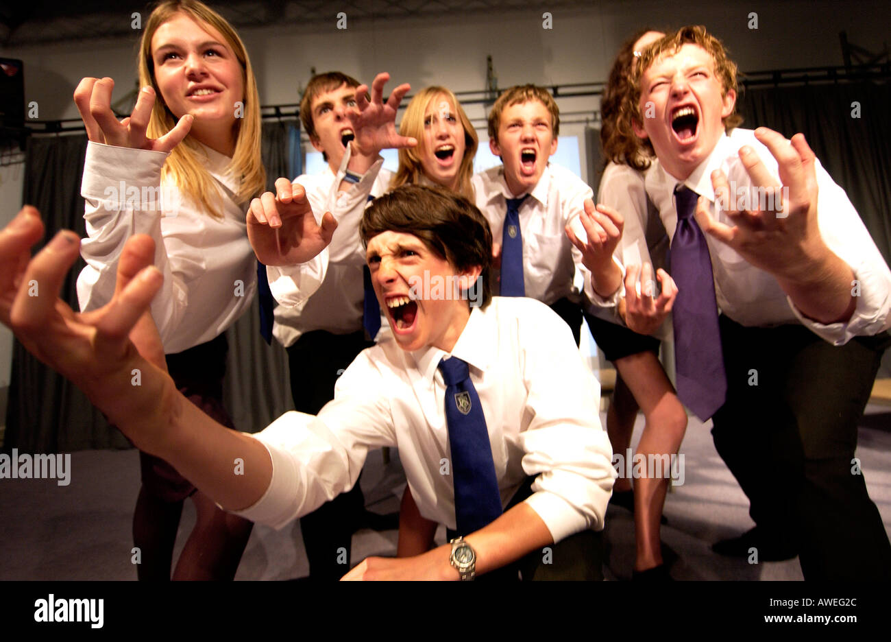 Les adolescents en uniforme dans un cours de théâtre Banque D'Images