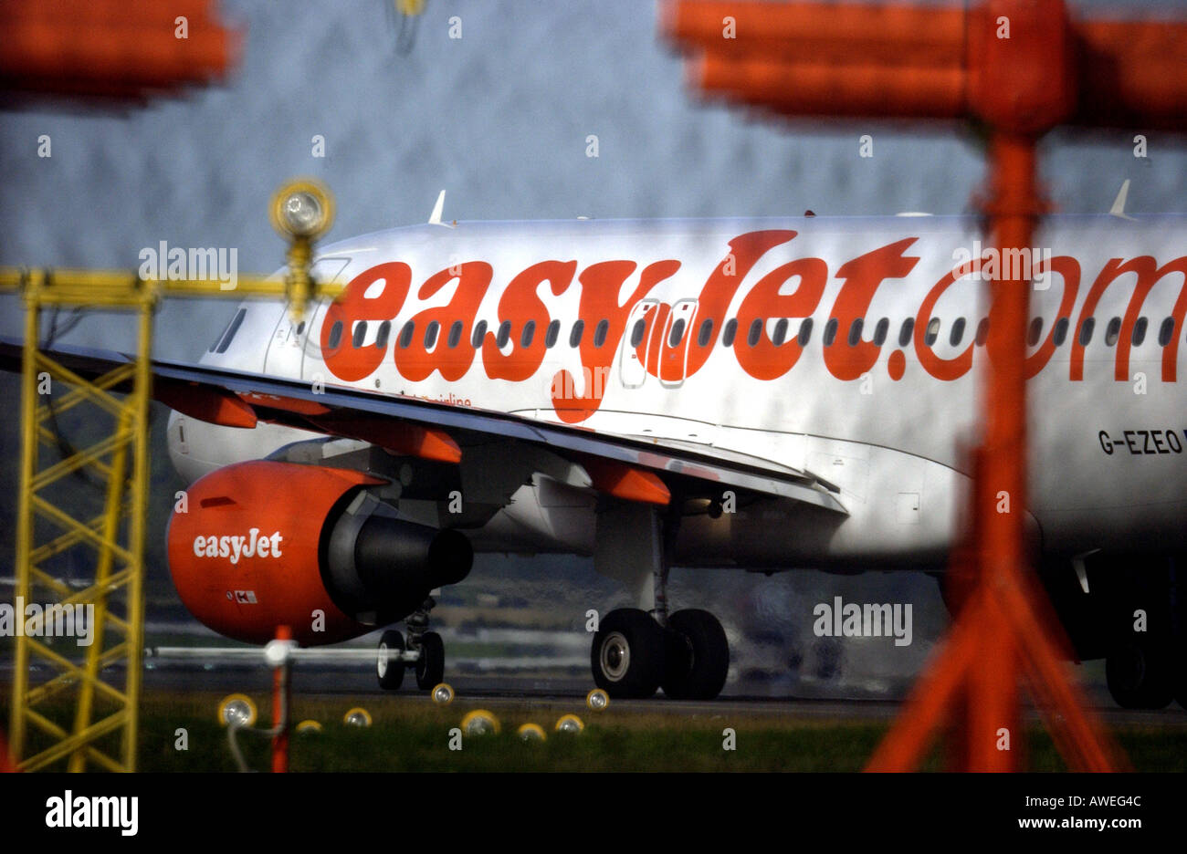 A l'aéroport de Gatwick, un avion d'EasyJet est vu à travers le barbelé clôture de périmètre Banque D'Images