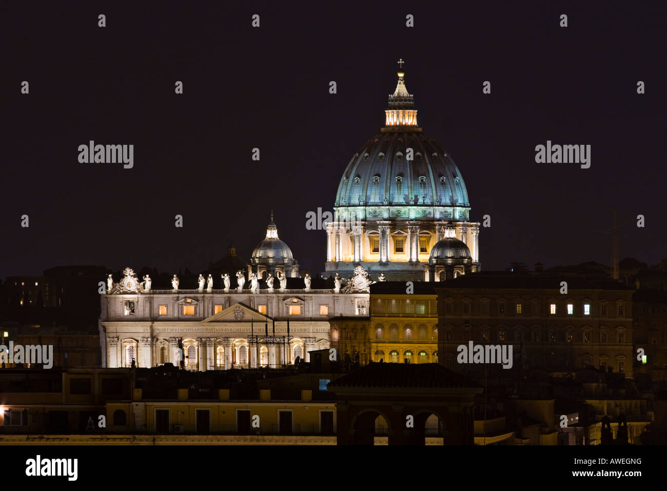 Basilique Saint-Pierre vue la nuit depuis la colline de la Pincienne, Rome, Italie, Europe Banque D'Images