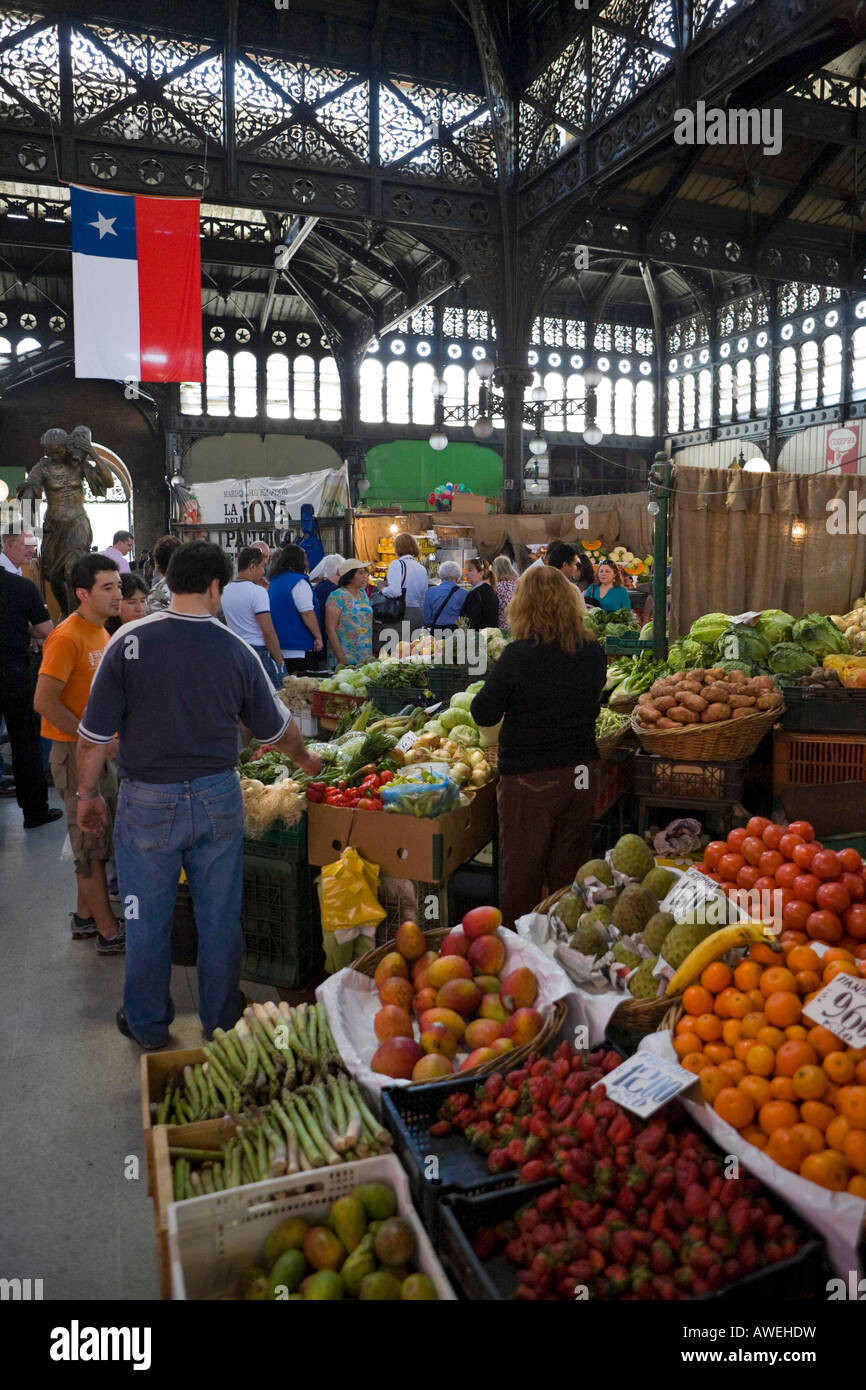 Marché des fruits et légumes dans le Mercado Central (marché intérieur historique), Santiago du Chili, Chili, Amérique du Sud Banque D'Images