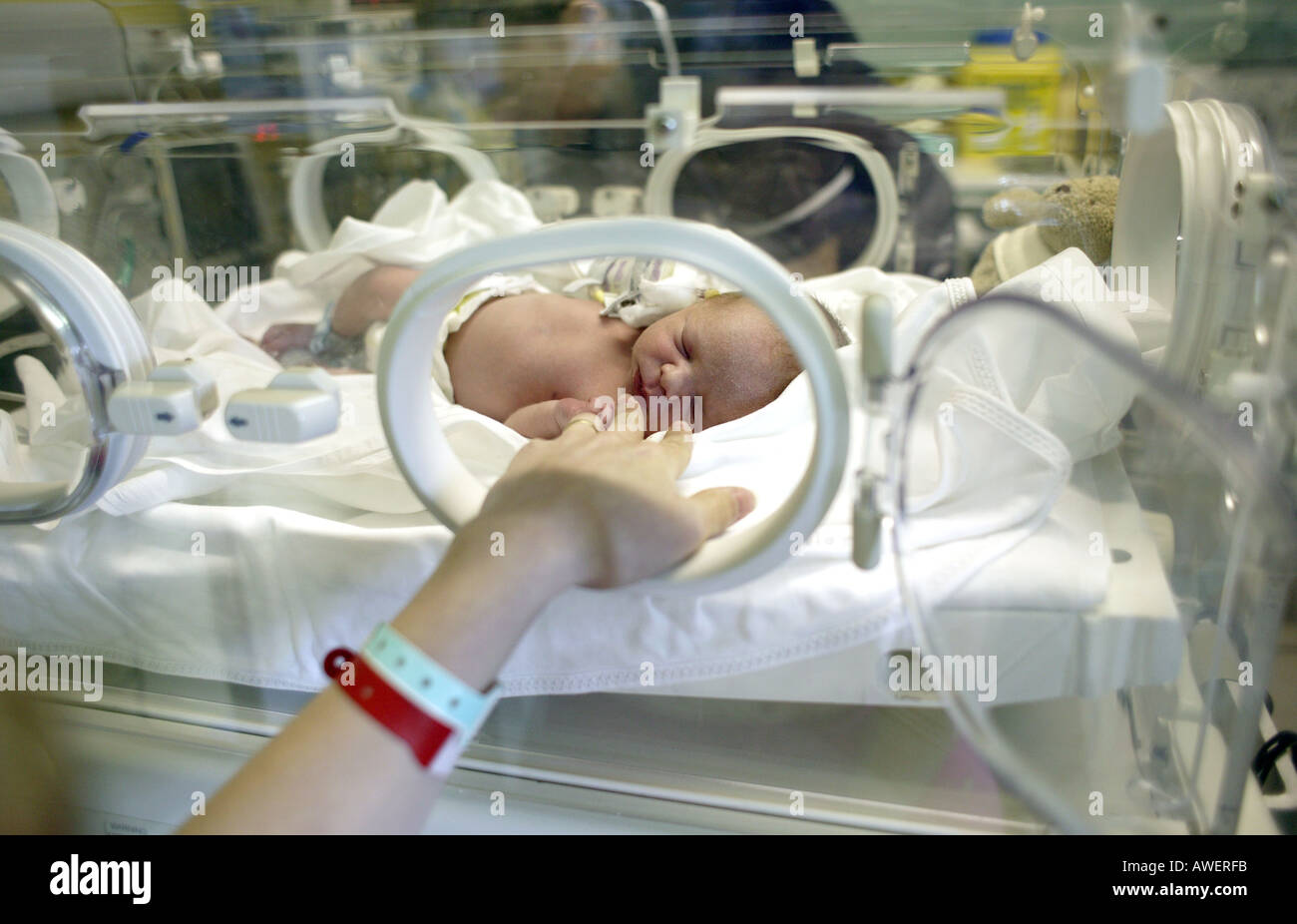 Quatre Semaine Bebe Premature Garcon Dans Un Incubateur Dans Un Hopital Photo Stock Alamy