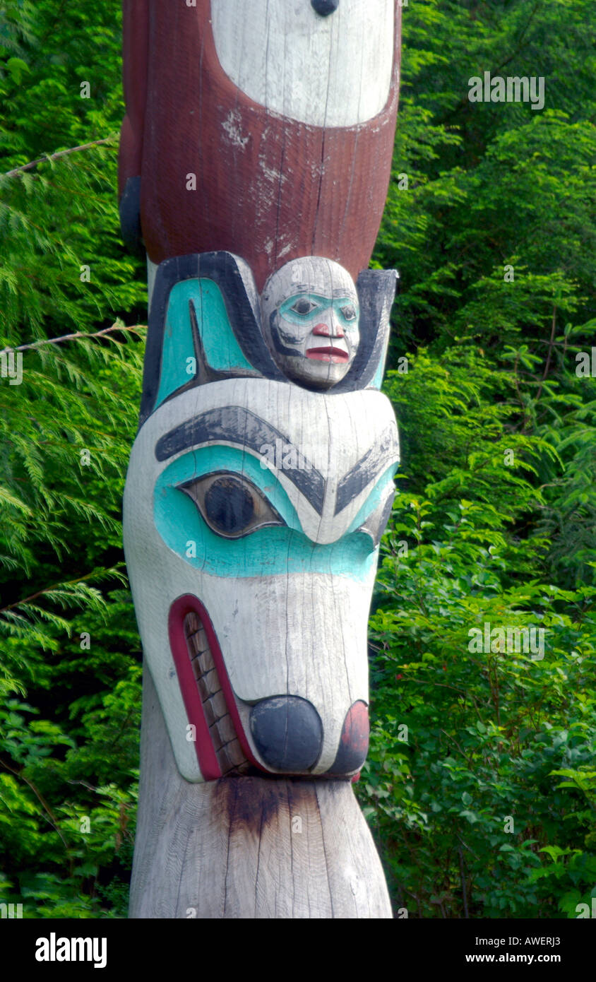Totems dans le village autochtone Saxman Totem Park près de Ketchikan, Alaska, USA. Banque D'Images