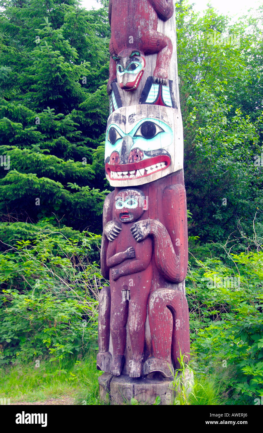 Totems dans le village autochtone Saxman Totem Park près de Ketchikan, Alaska, USA. Banque D'Images