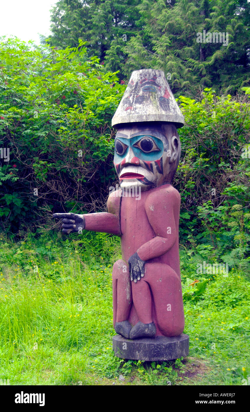 Totems dans le village autochtone Saxman Totem Park près de Ketchikan, Alaska, USA. Banque D'Images