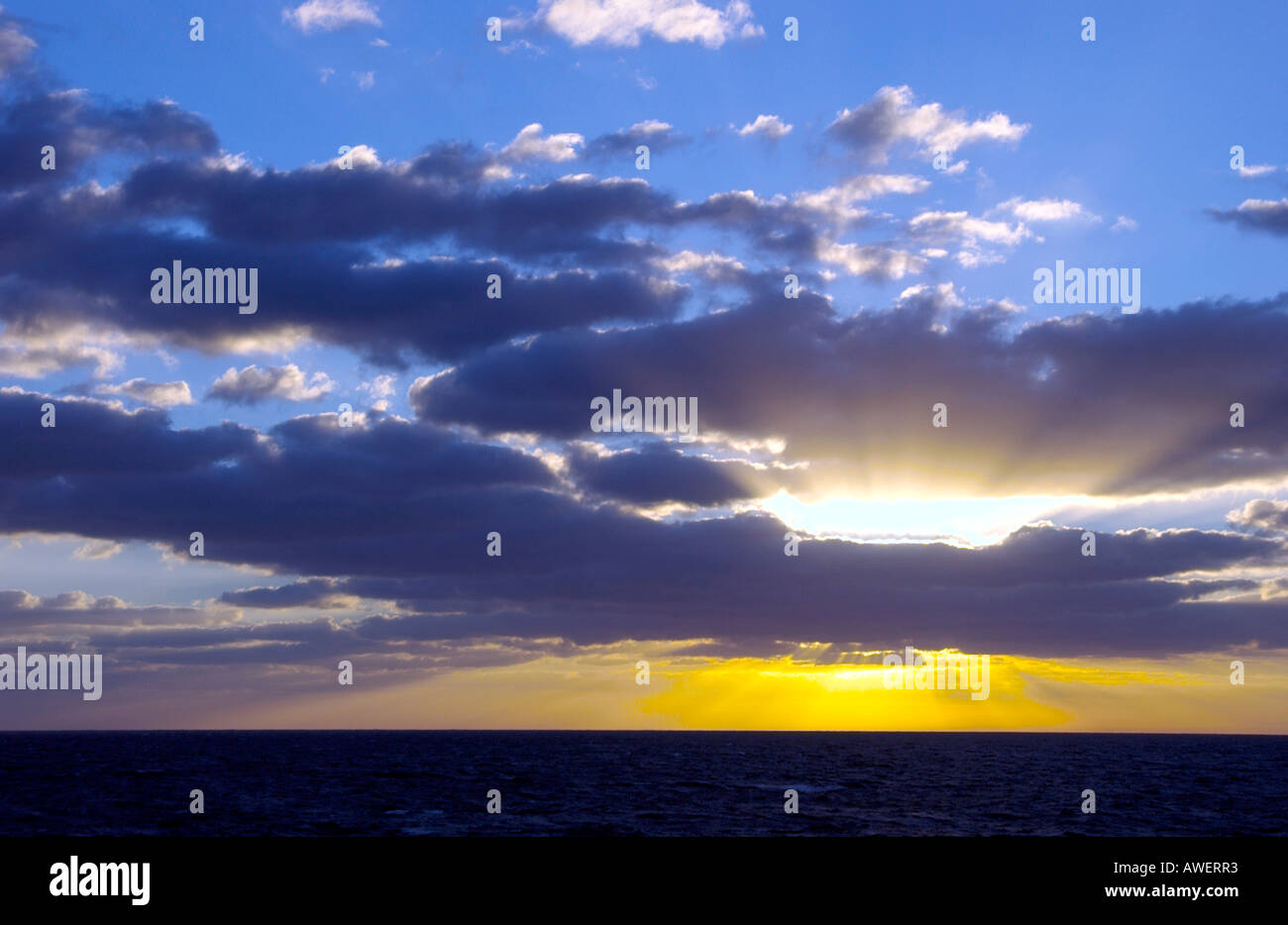 Coucher du soleil avec la solarisation et nuages sur l'Océan Atlantique d'un navire de croisière. Banque D'Images