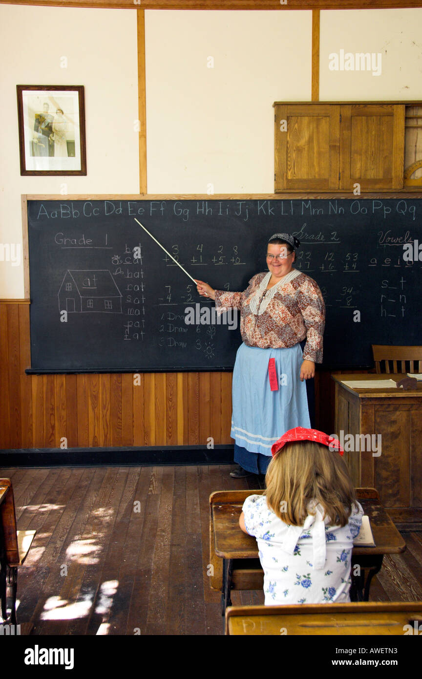 Jeune étudiant et enseignant dans une petite école au Mennonite Heritage Village de Steinbach Manitoba Canada Banque D'Images