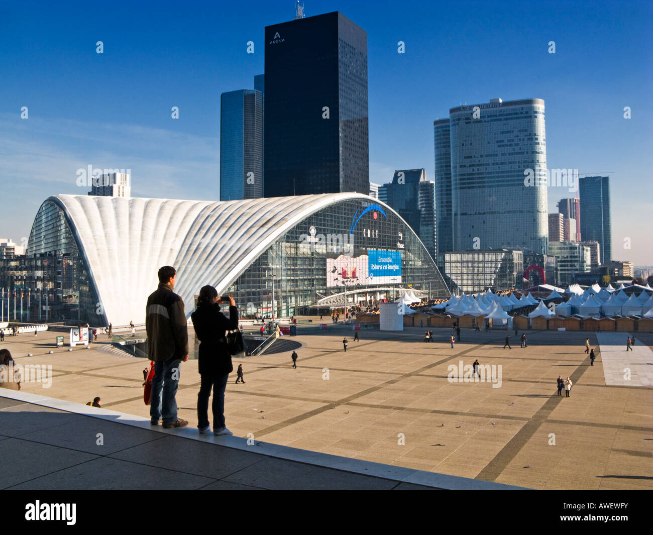 Paris, quartier d'affaires de la Défense avec touristes Banque D'Images
