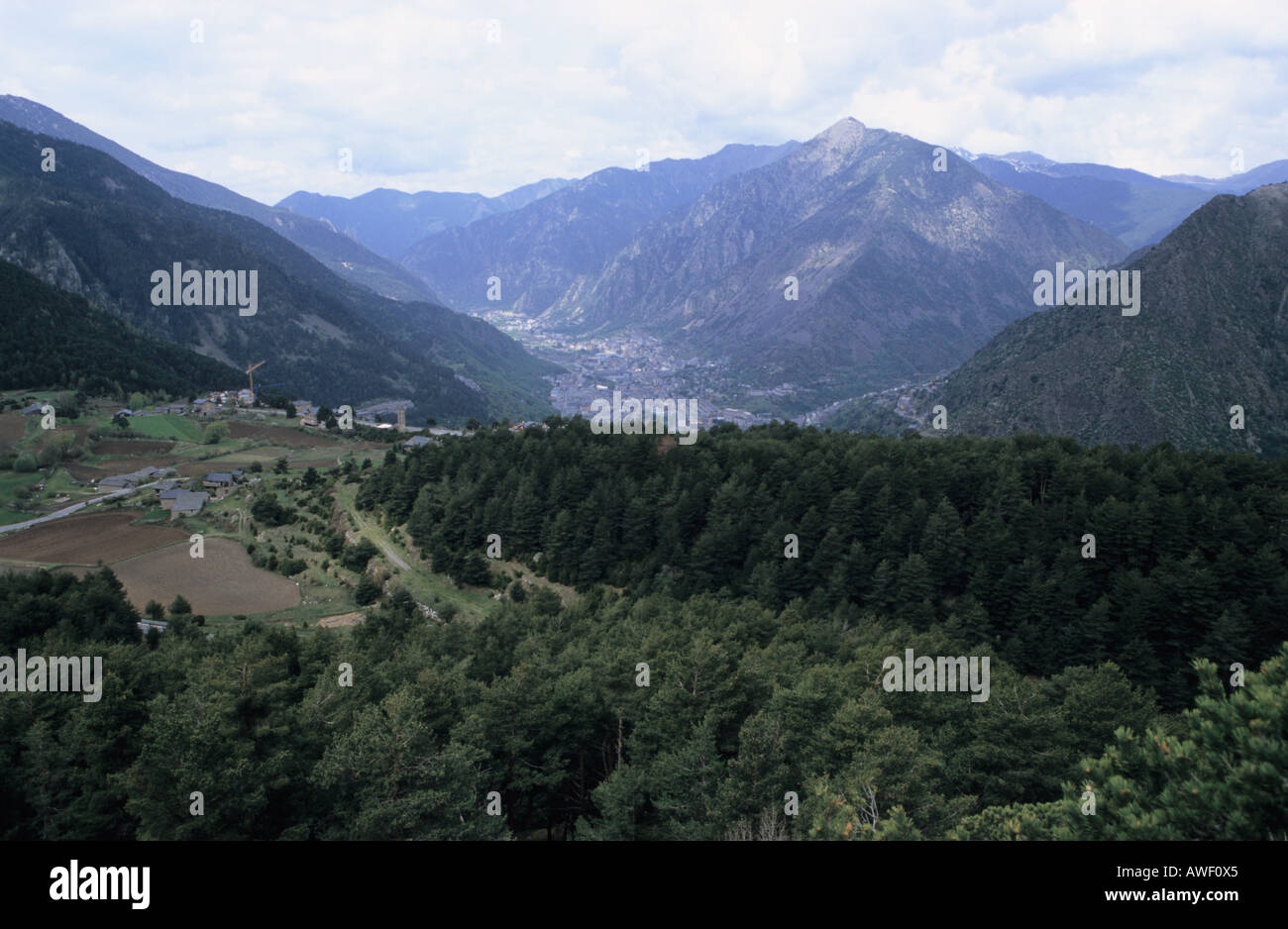 La vallée pittoresque de Andorre-la-Vieille à la distance l'Andorre Banque D'Images