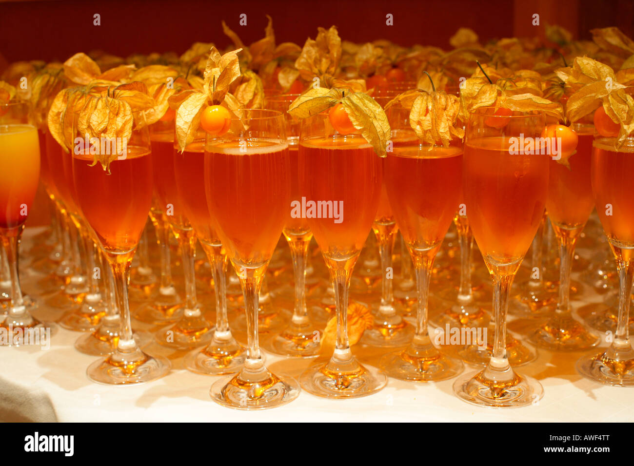Verres à Champagne garni de fruits de lanternes chinoises Banque D'Images